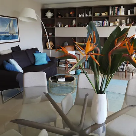 Large 2-room, Sea View, Well Exposed *